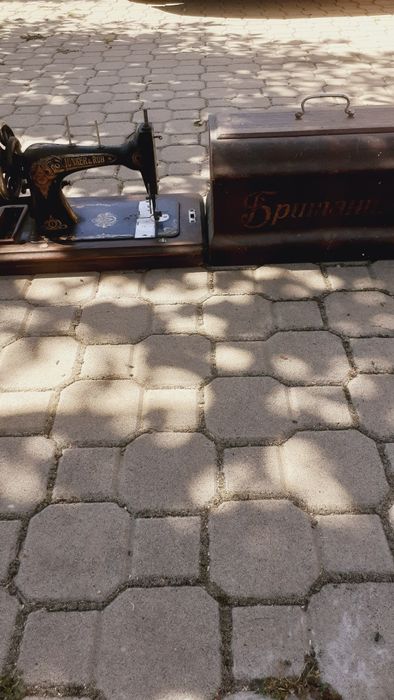 Стара рачна шевна машина жонкар
