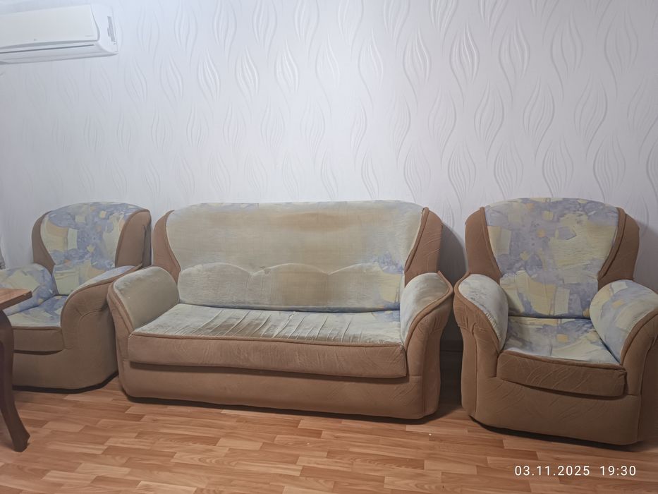 Отдам даром диван с креслами