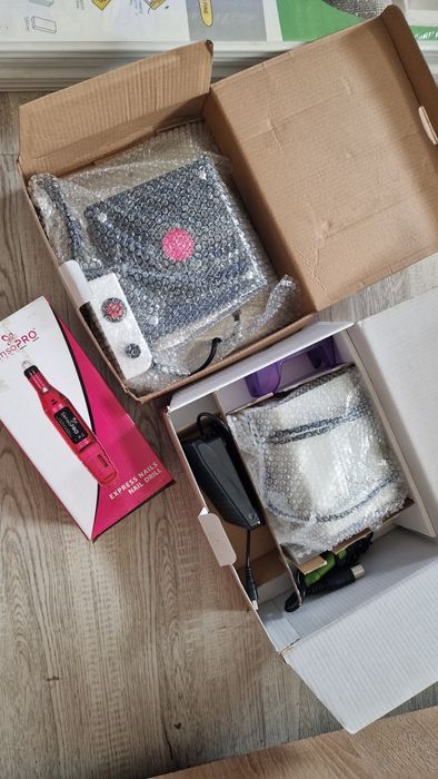 Se vând produse de unghii