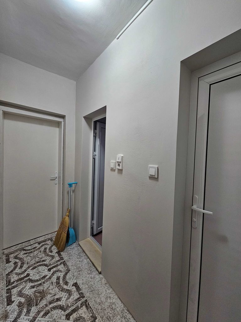 Дава се под наем Тристаен апартамент в Варна, Център - 85 кв.м за 433.5 € - Снимка #2