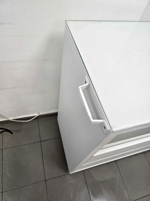 Професионален шкаф за педикюр / козметичен салон – удобен и стабилен