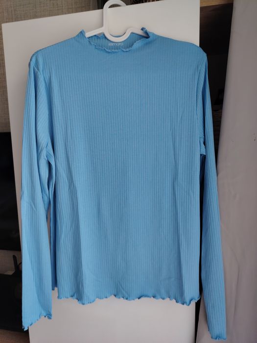 Нова тънка блузка в синьо
