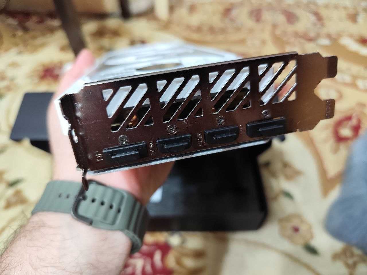 Продам видеокарту GIGABYTE GeForce RTX 4060 AERO OC 8G