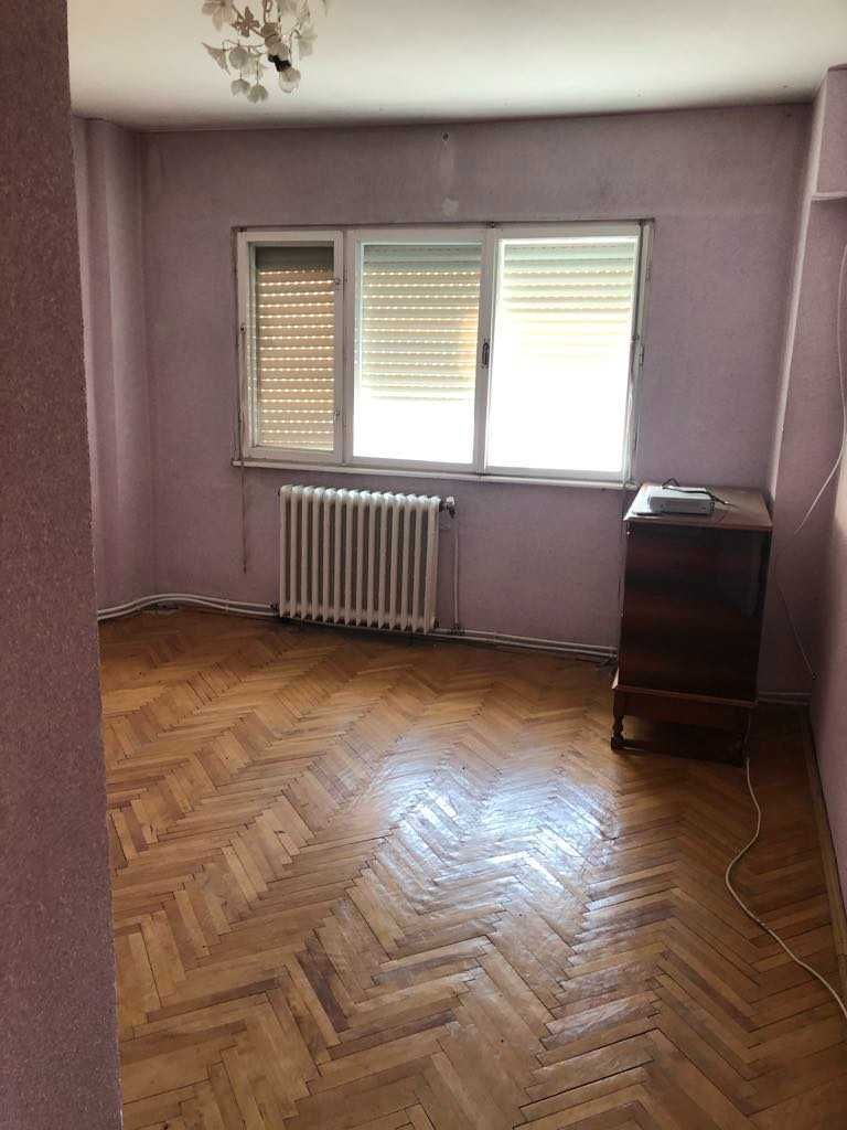 De vanzare apartament 4 camere 2 bai
