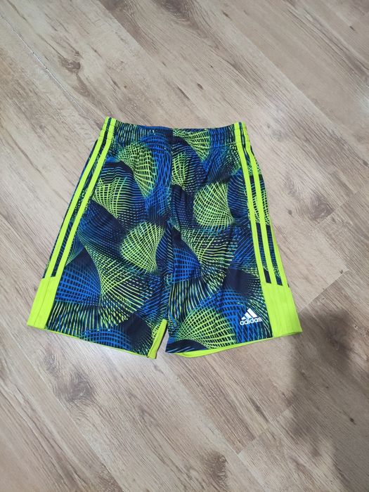 Pantaloni scurți Adidas mărimea 10-12 ani