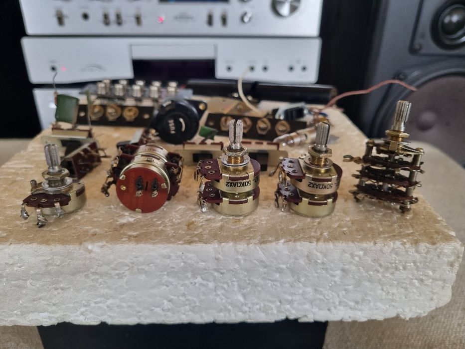 Pachet Potentiometre Alps, Comutatoare, etc. Perfecta stare.