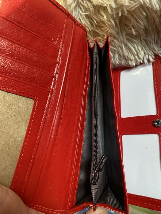 Кожени дамски портманета.