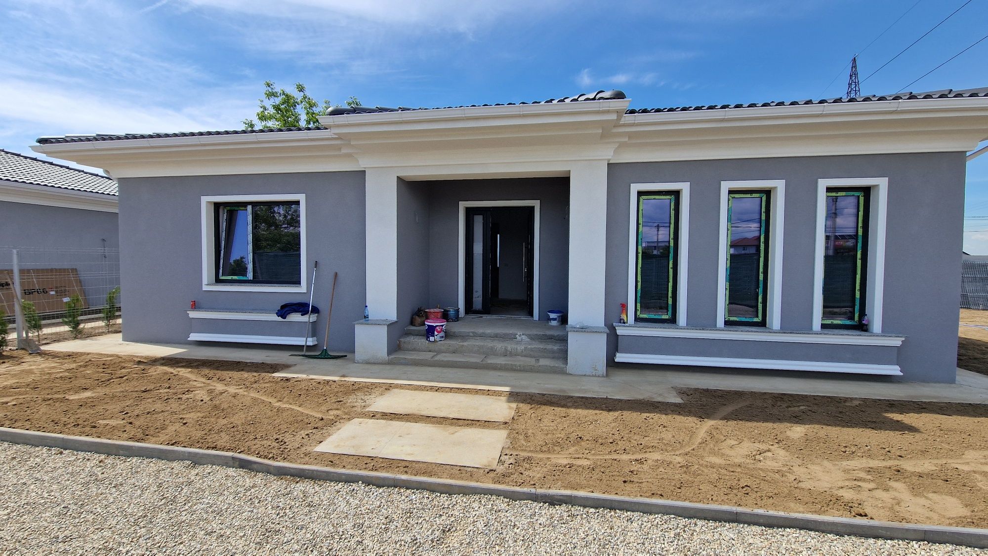 Case Noi in stil Mediteranean Cartier Privat langa Coloana Infinitului