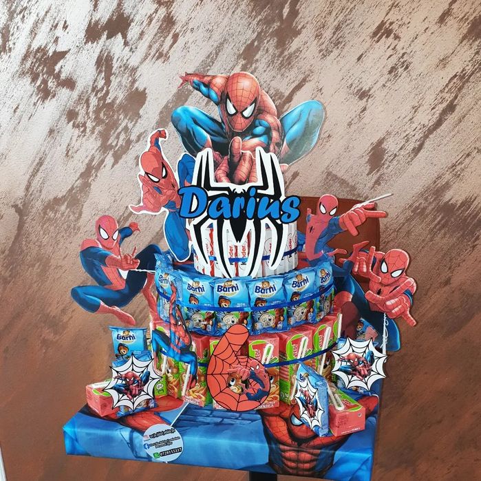 Tort din dulciuri ambalate