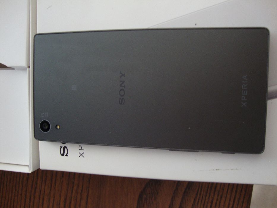 Продава се мобилен телефон SONY Xperia Z5.