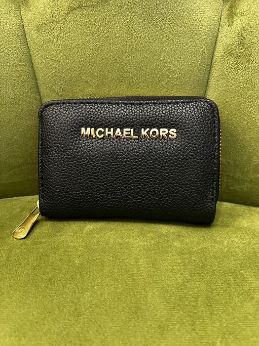 Portofel dama Michael Kors negru cu scrisul auriu deschis