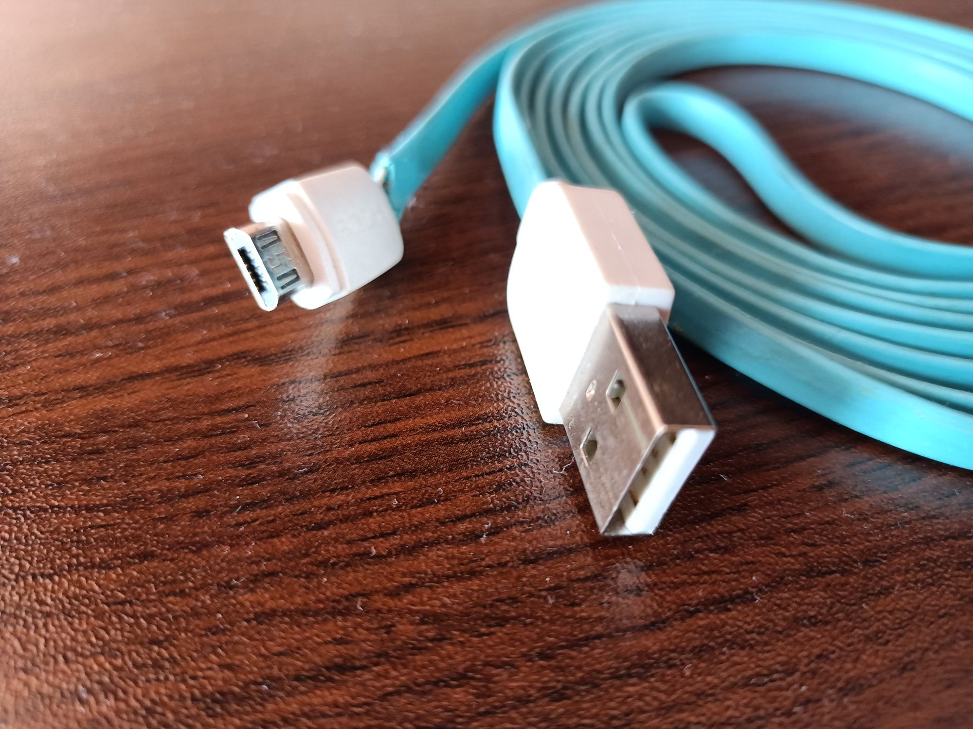 USB кабел 2 метра.