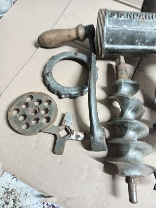 Mașina de tocat carne veche