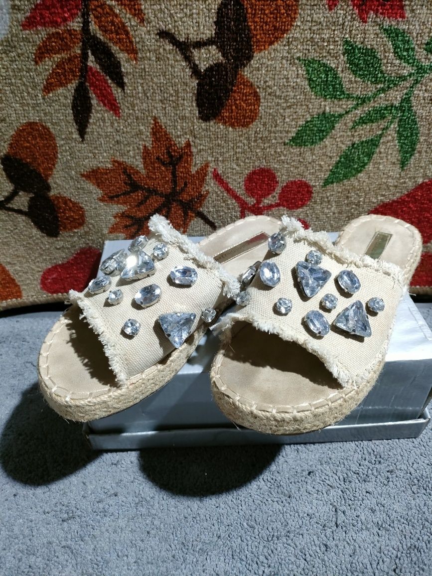 Papuci cu pietre