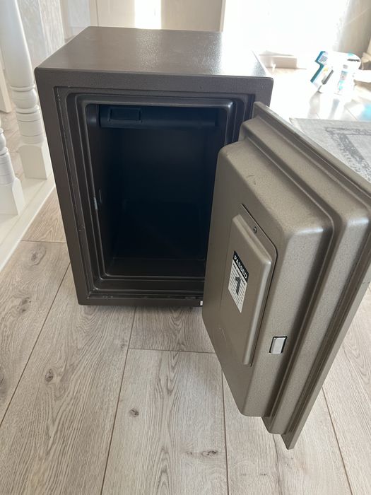 Продам сейф срочно!