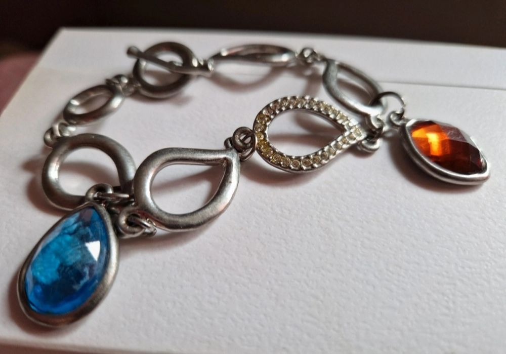 Bratara rosu și albastru