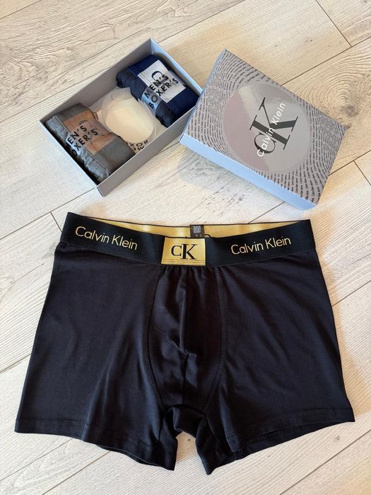 Мъжки боксерки в кутия.