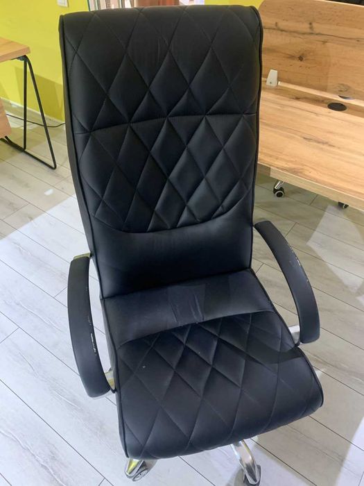 Кресла офисные чёрные кож зам от 10000