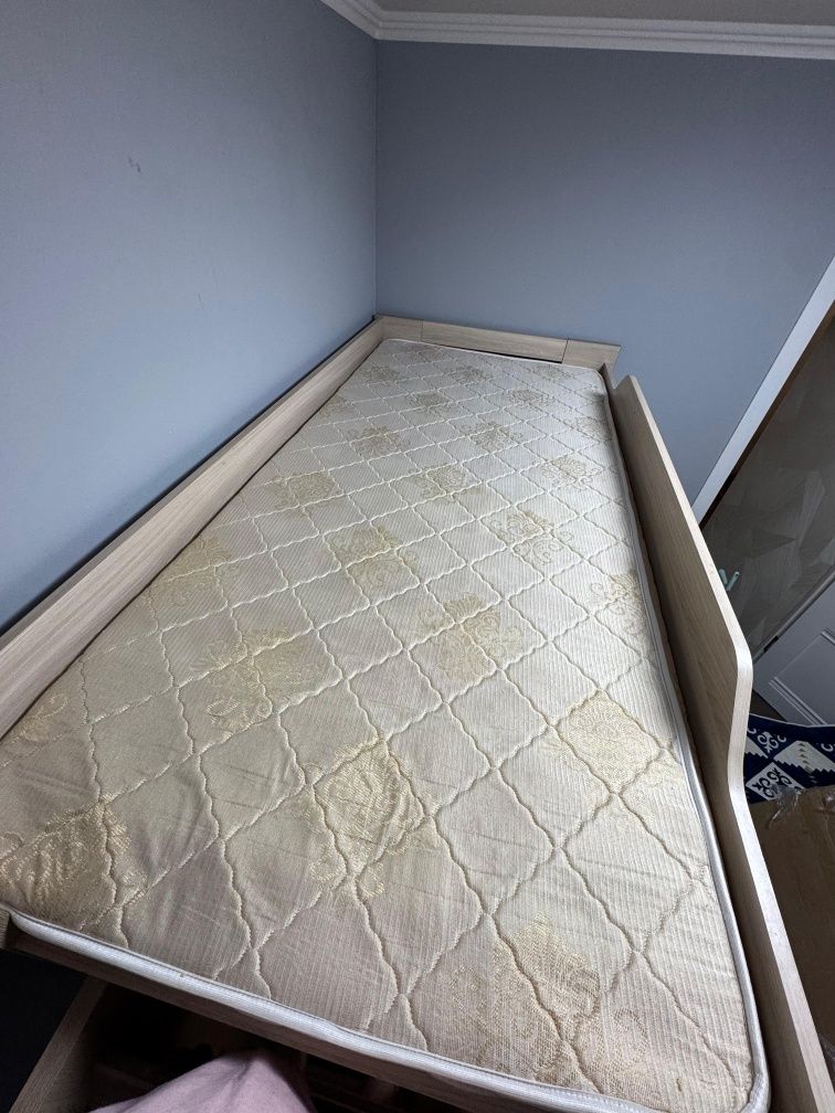 Продам двухъярусную кровать.