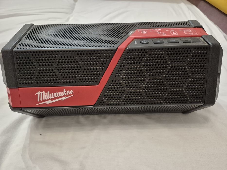 Vând boxa milwaukee