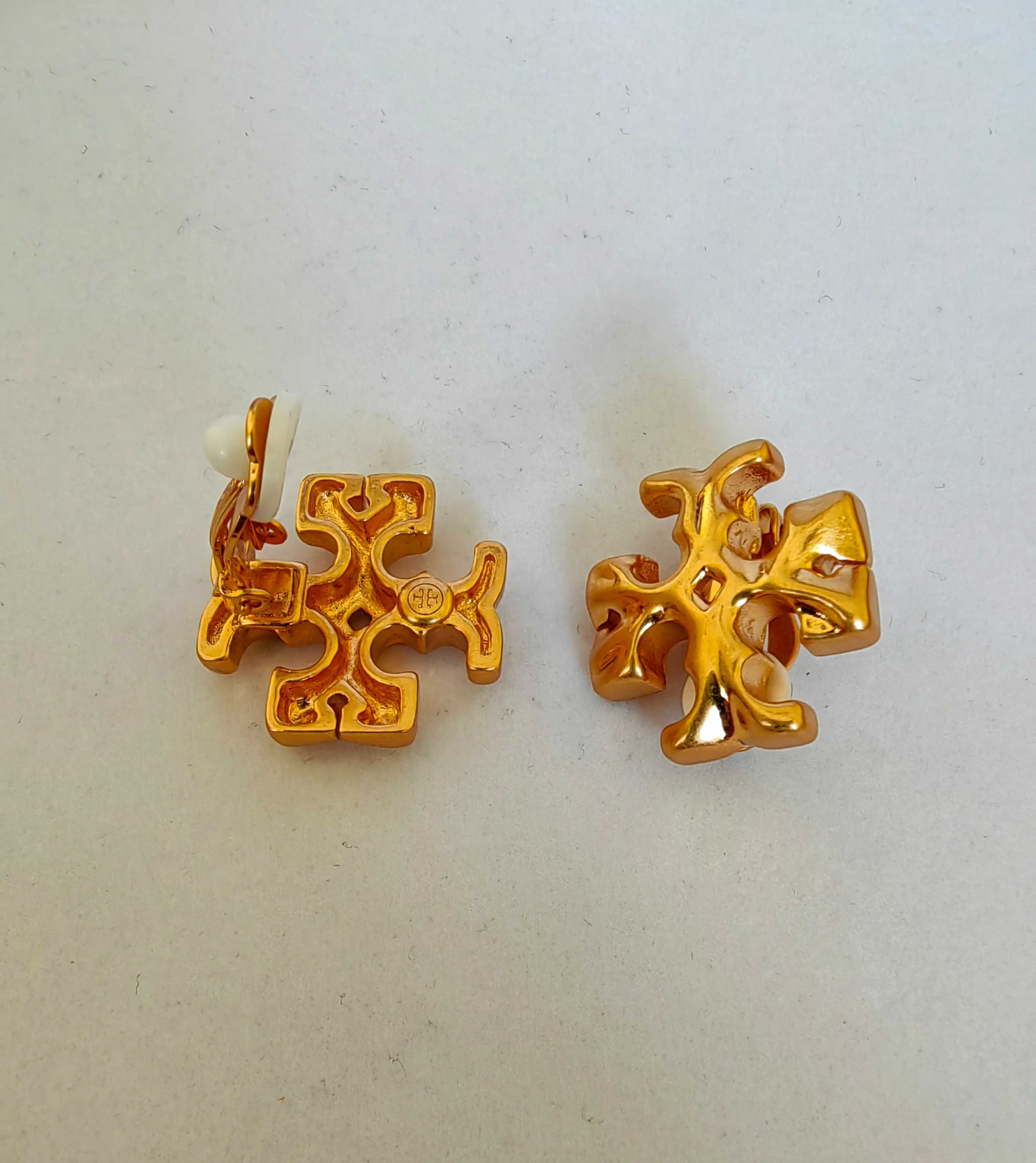 Големи тежки обеци на Tory Burch със закопчаване клипс