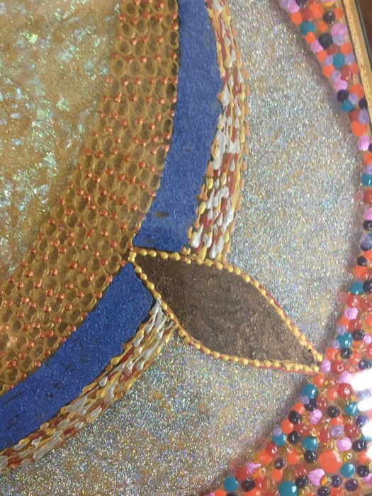 Продавам маса с ръчно рисувано стъкло