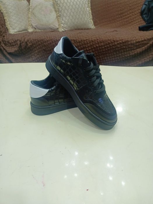 Vănd Adidași culoare Negri