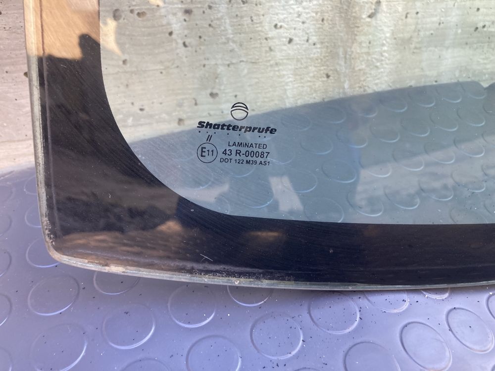 Предно стъкко за тойота ланд крузер J90/Toyota land cruiser J90/96-02г
