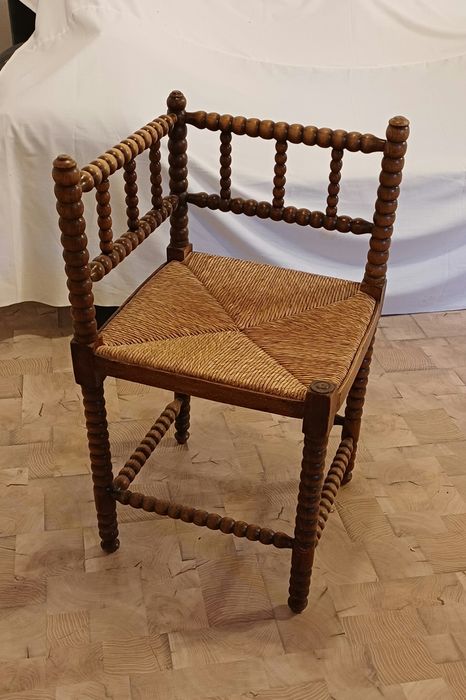 Vând scaun vechi olandez, model ornamentat