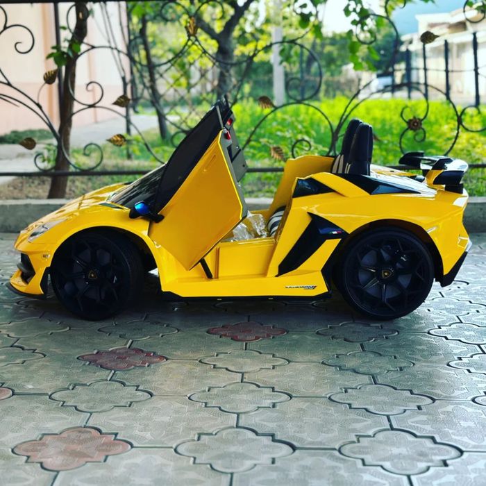 Лицензионная и двухместная детская машина Lamborghini Aventador