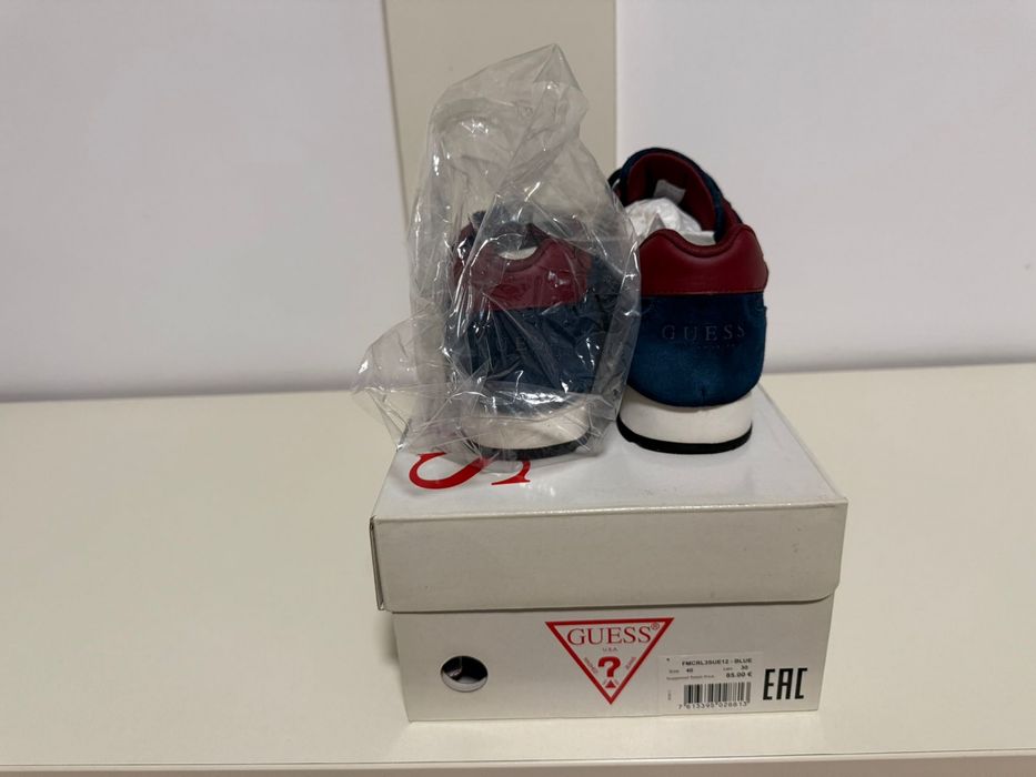 Adidasi Guess din piele intoarsa !