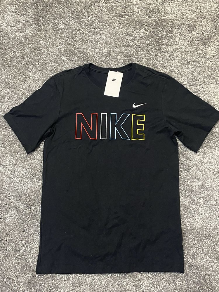 vand tricou nike