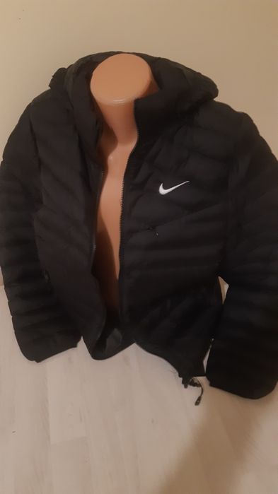 Geaca Nike pentru femei.