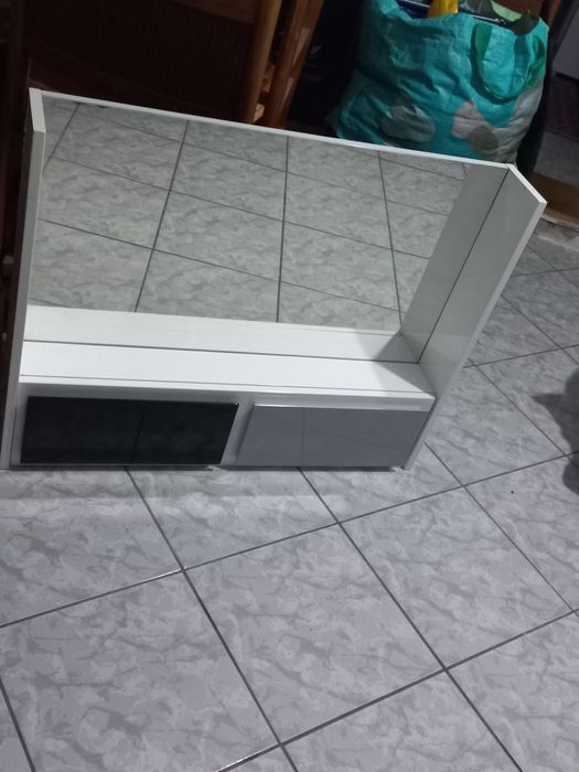 Oglindă, chiuvetă cu baterie și cabinuță duș cu cădiță