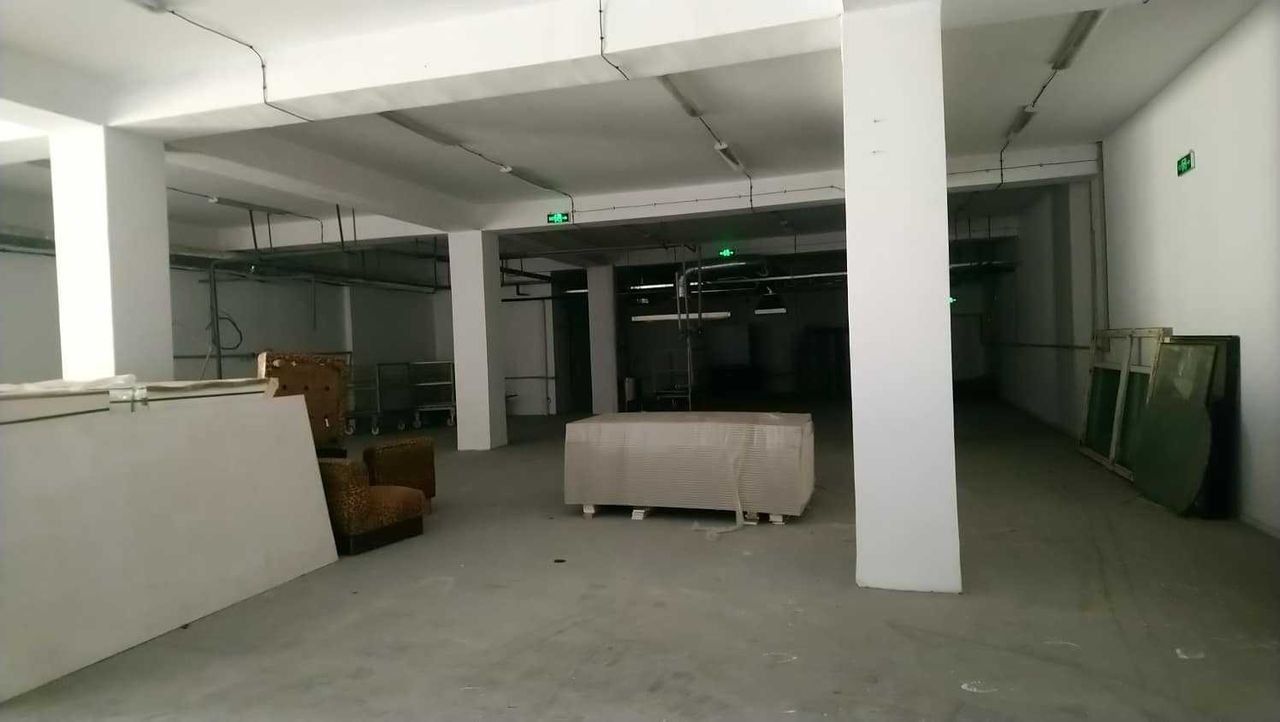 Продава се Склад в Пловдив, Център - 2400 кв.м за 300 €/кв.м - Снимка #1