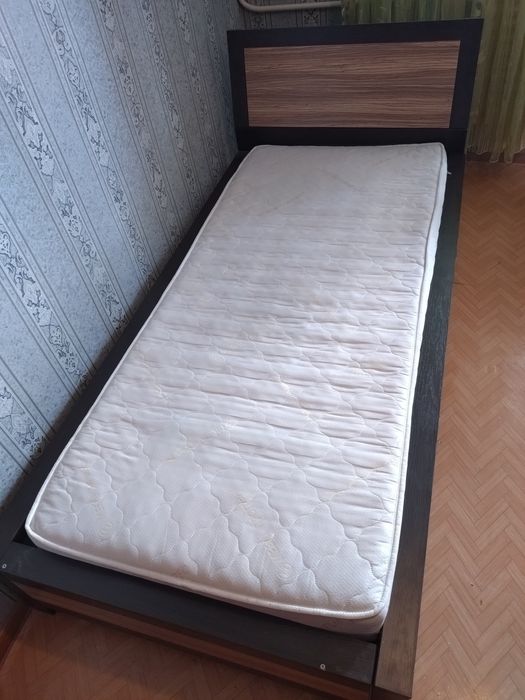 Кровать односпальная.