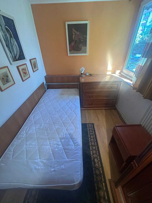 Pat o persoana cu saltea ortopedica de calitate