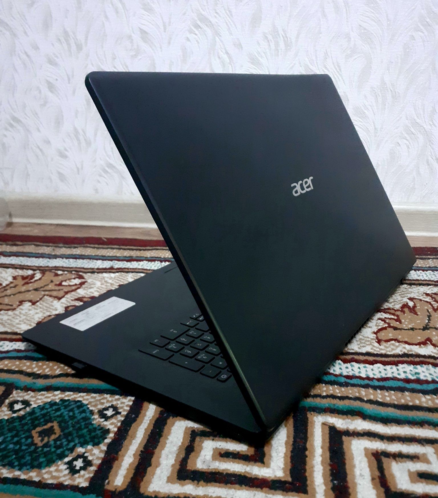 Acer aspire 3 DDR4. 8gb/128ssd/1tb hdd. i3-7020U