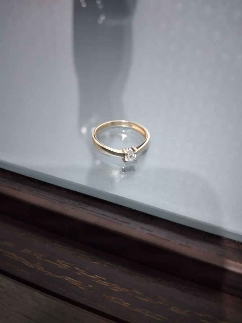 Кольцо с бриллиантом