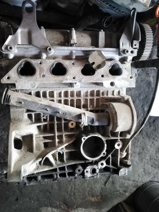 Vând motor pentru piese golf 4 cod motor AUA