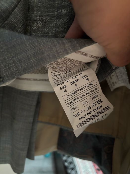 Vând costum mărimea 44 NOU