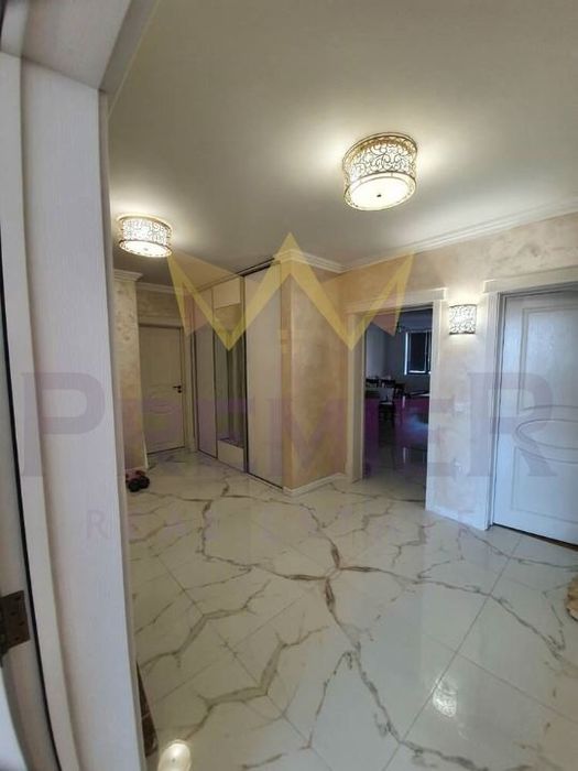 Дава се под наем Тристаен апартамент в Варна, Център - 160 кв.м за 1300 € - Снимка #6