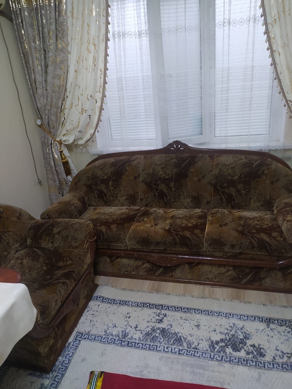 Диван с двумя креслами