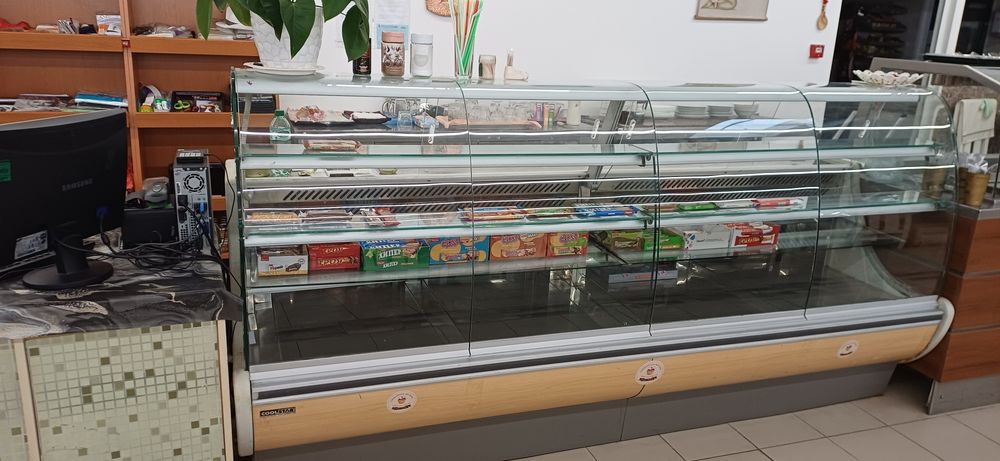 Сладкарска витрина