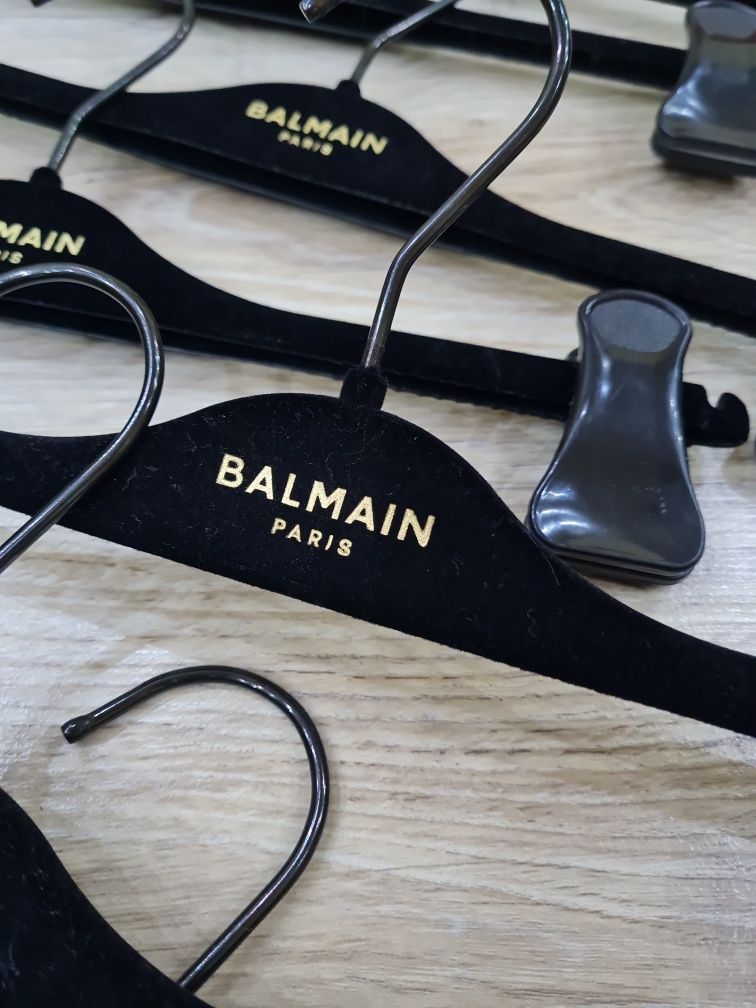 7броя Закачалки на Реновираната Марка Balmain 
120лв.