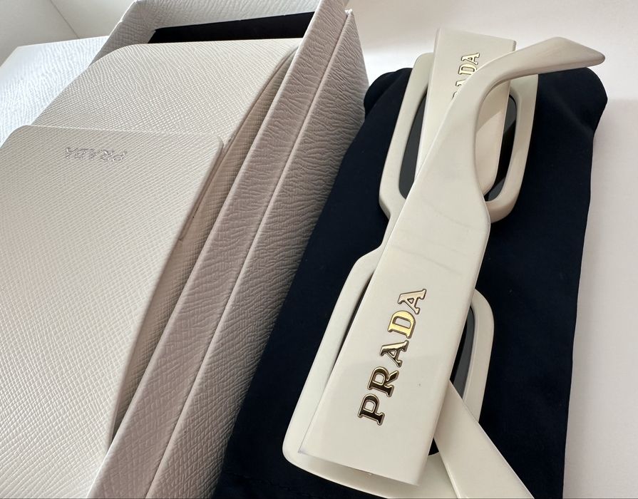 Слънчеви очила PRADA с бели рамки. Оригинални