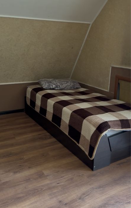 Продам шкаф, 2 кровати с матрасами и покрывалалом  б/у