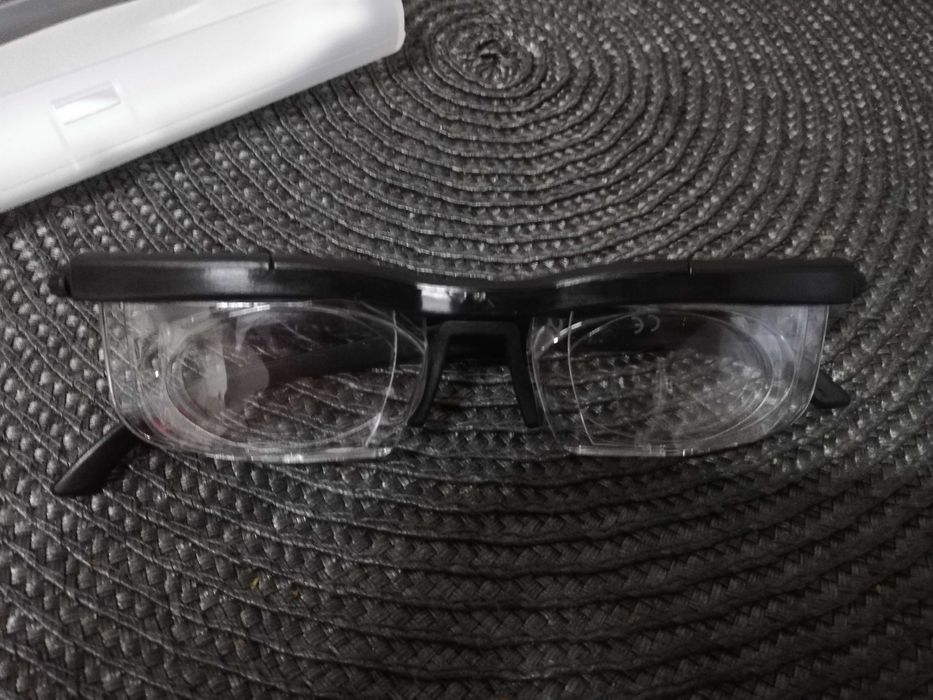 Vand ochelari de vedere reglabili