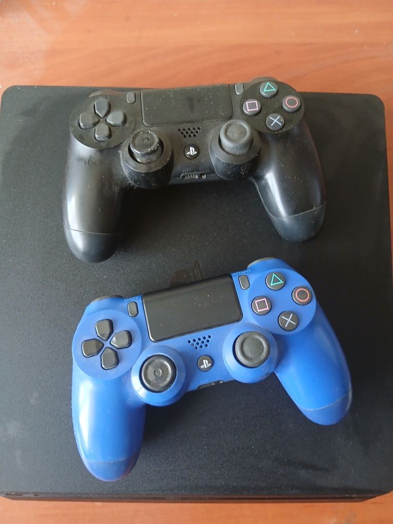 Продавам ps4 с 2 джойстика