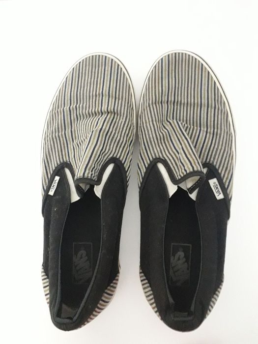 Vand doua perechi de adidasi